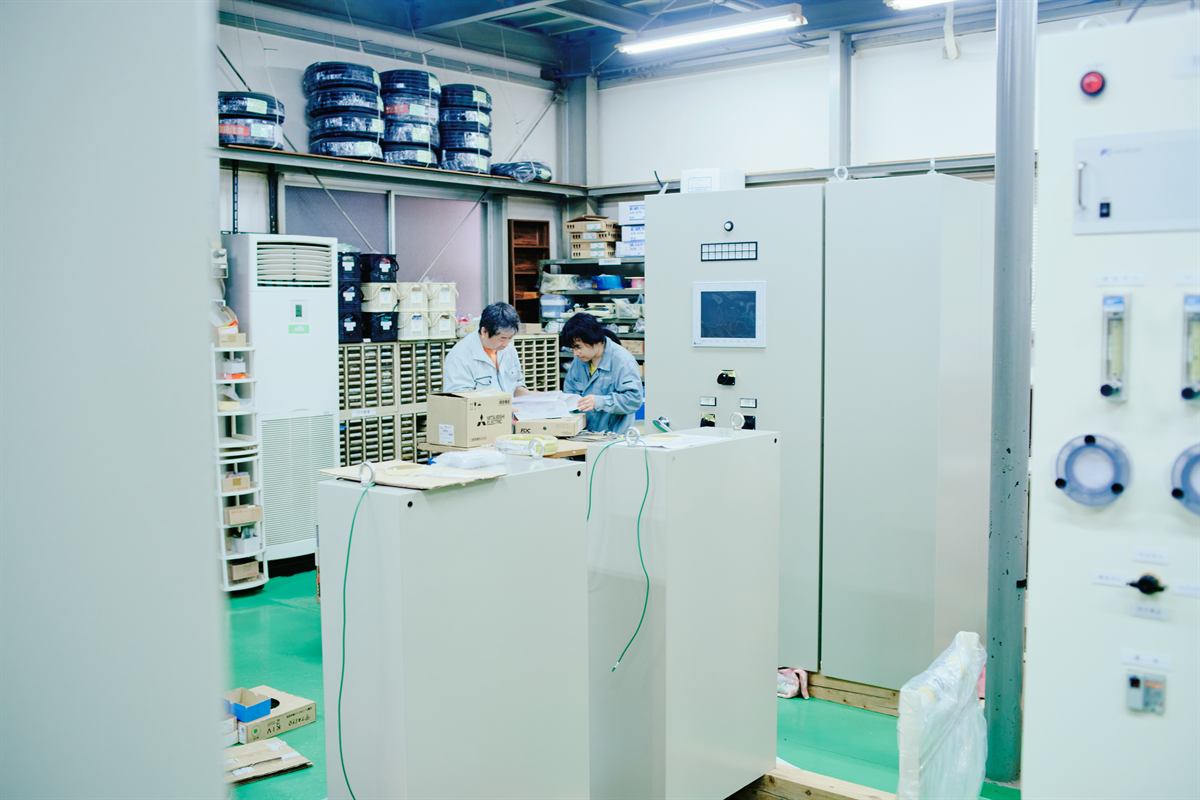 設計内容を確認しながら製作準備を進める様子